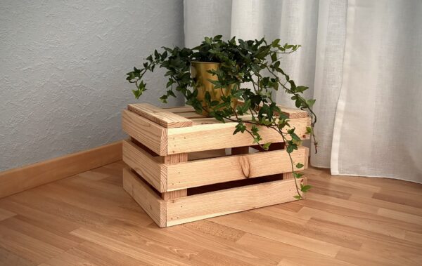 Rustik trälåda av obehandlad lärk