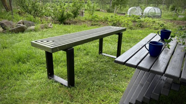 Trädgårdsbänk Nr 1, svarta ben och skogsgrön sitt yta